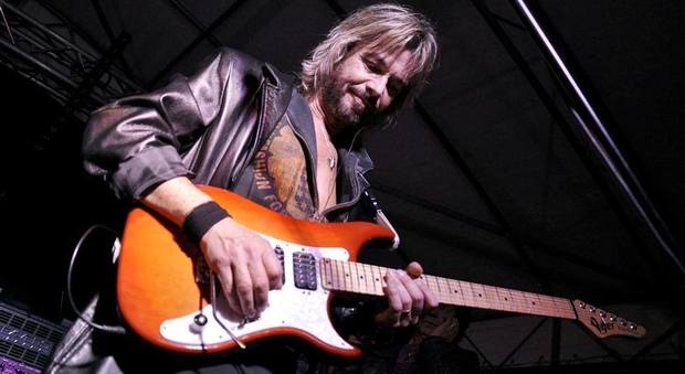 Morto Alberto Fortuni, chitarrista della cover band veneta di Vasco