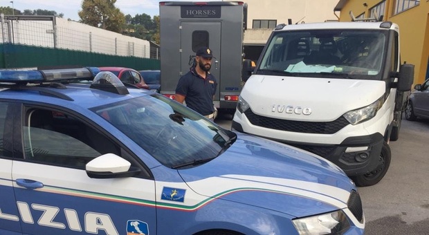 Ancona, folle inseguimento notturno al furgone rubato: acciuffato il ladro