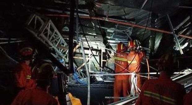Crolla del tetto di un night club Almeno 2 morti e 86 feriti