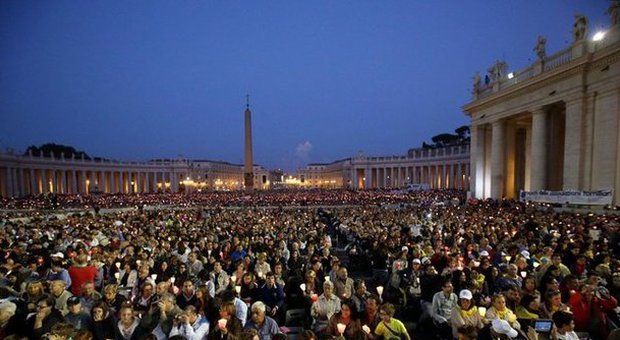Papa: "La Chiesa si apra ai cambiamenti del tempo". In 80mila alla veglia di preghiera
