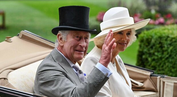 Carlo e Camilla, primo Royal Ascot da sovrani: la regina sfoggia la spilla di Elisabetta II