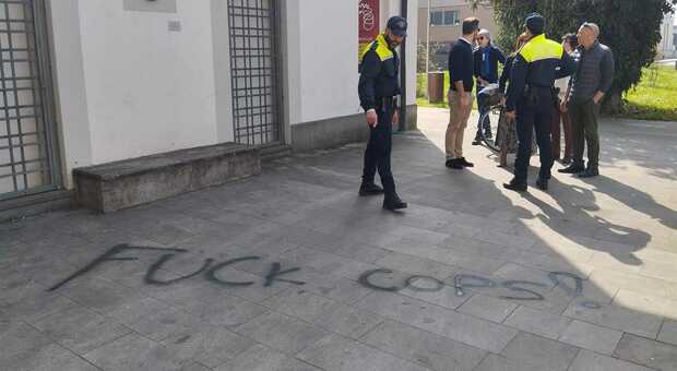 Vandali a Mogliano Veneto. Sui muri compaiono scritte contro le forze dell'ordine: «Gesto estremamente grave, saranno date sanzioni esemplari»