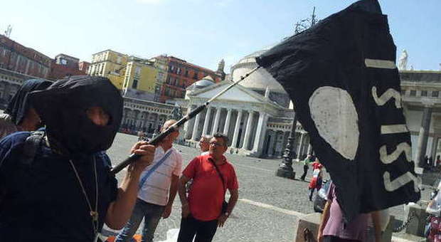 Napoli. Senza stipendio, lavoratori protestano con bandiere Isis | Foto