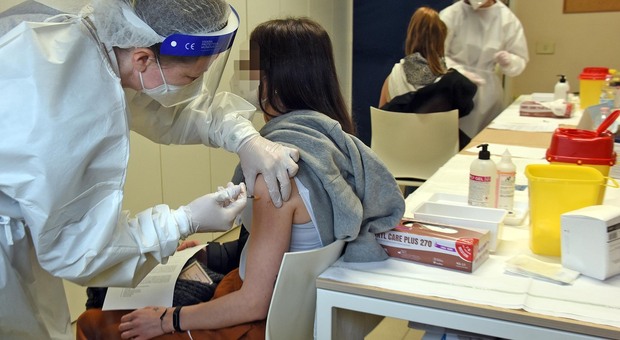 NUOVA FORNITURA Le seconde dosi dei vaccini Pfizer sono arrivate all'Ulss 5 polesana