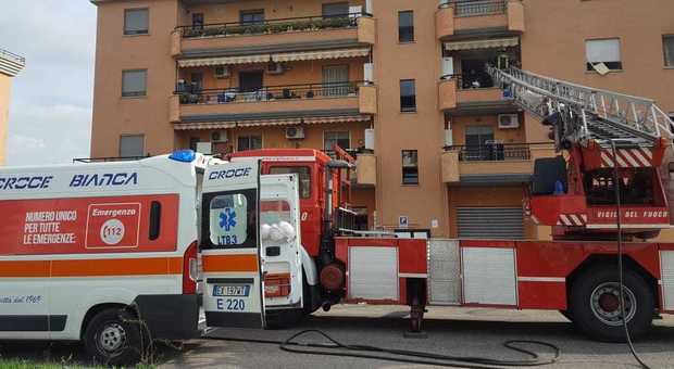 Torino, per sfuggire alle fiamme in casa mamma si lancia dal balcone con la figlia di 2 anni: entrambi gravi