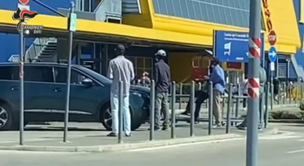 Chiedevano il pizzo sui carrelli dell'Ikea: tre arresti