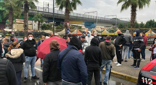 Napoli, non si placano le proteste: blocco stradale a Chiaiano e autobus «sequestrato»