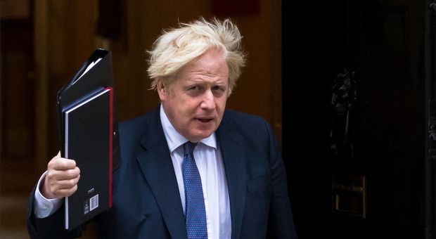 Covid nel Regno Unito, Boris Johnson annuncia: «Liberi tutti, finiscono le restizioni». Ecco quando