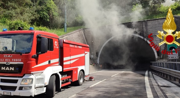 Terrore in autostrada brucia un Tir nel tunnel: traffico in tilt per ore