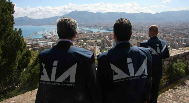 Agenti della Direzione Investigativa Antimafia di Napoli