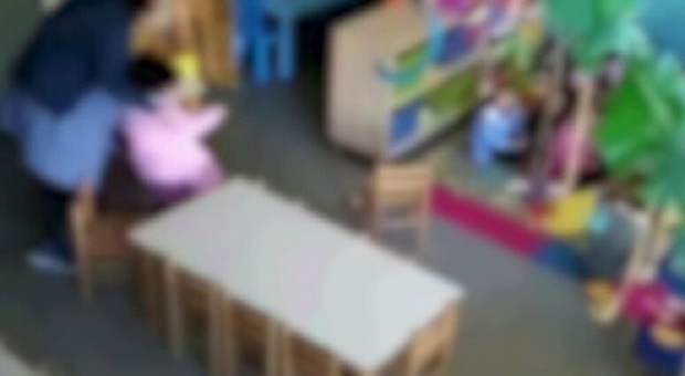 Bambini presi a schiaffi e calci all'asilo dalla maestra: la mamma di un piccolo di 3 anni la scopre così e la denuncia