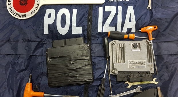 Napoli, furto aggravato di un'auto: arrestati tre giovani