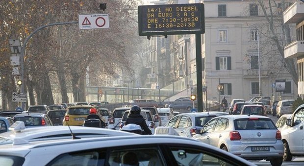 Roma, smog in aumento: nuovo stop ai diesel e limiti ai riscaldamenti. I presidi: lezioni a rischio