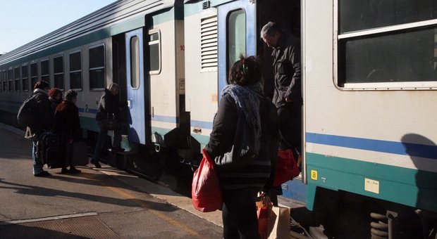 «Sei cinese, tornatene a casa tua»: insulti e sputi sul treno a una 19enne