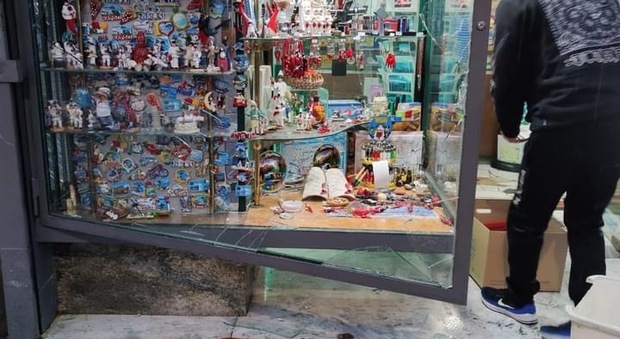 Alba di violenza a piazza Garibaldi, extracomunitario distrugge la vetrina di un negozio