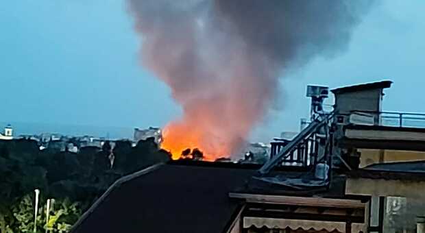 immagine Napoli, nuovo rogo nel campo rom di Barra: bruciano sterpaglie e rifiuti