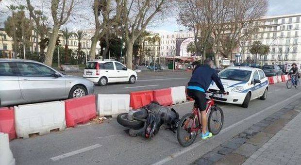 Napoli. Incidente sul lungomare, scooter si schianta sulla pista ciclabile | Foto