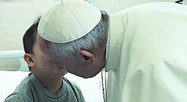 Francesca, il bacio al Papa della mascotte dei piccoli malati: il suo cuore si era fermato, ora sorride