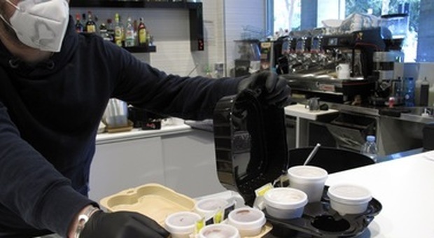 Coronavirus, il barista porta il caffè ai poliziotti in servizio: multato dai vigili urbani