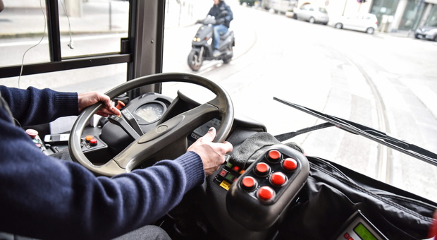 Aiuta il disabile sul bus: pugni e urla dal passeggero spazientito per l'attesa