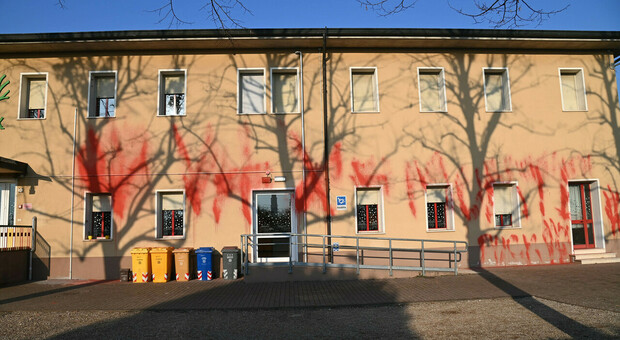 Treviso. Scritte no vax sulla facciata della scuola elementare, il direttore dell'Usl: «Basta guerra ai vaccini, salvano vite»