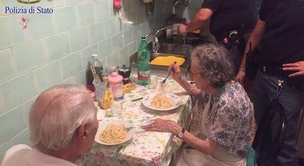 Roma, anziani rimasti soli piangono disperati: i poliziotti gli cucinano la cena