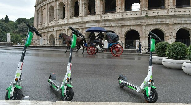 Caos monopattini a Roma, dalle sanzioni ai parcheggi e ai percorsi: la soluzione in tre proposte