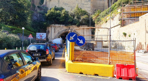 Napoli, la città dei cantieri eterni: lavori-lumaca a Mergellina, vanno avanti da dieci anni