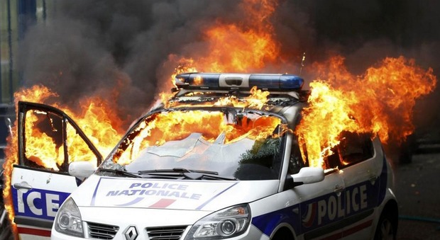 Molotov contro due poliziotti a Parigi: gravissimi