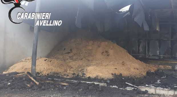 Avellino, capannone in fiamme: distrutti autocarri, pellet e attrezzi