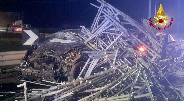 Incidente Reggio Emilia, camion perde il carico e le impalcature travolgono le auto in transito: due morti, l'autista fuggito