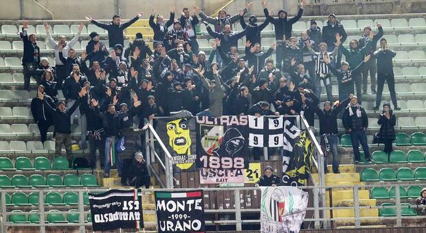 Otto tifosi dell'Ascoli assolti dopo cinque anni, ma il Daspo lo hanno già scontato. Furono fermati a Palermo