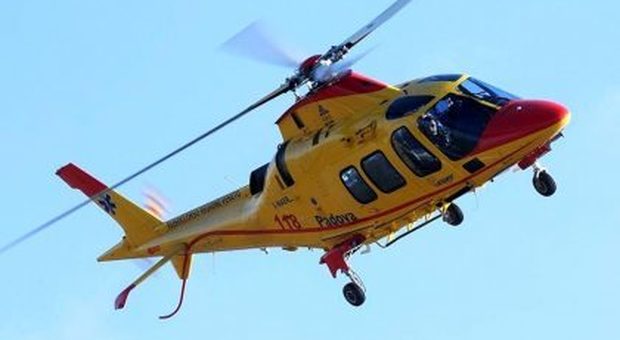 Il 53enne caduto dal tetto è stato trasportato in elicottero al Ca' Foncello