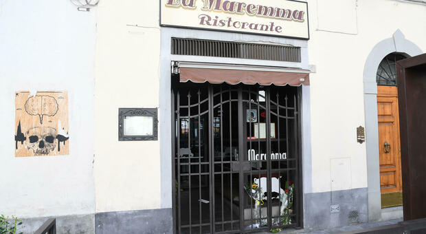 Ristoratore suicida, Firenze ancora sconvolta: fiori e biglietti davanti alla saracinesca chiusa FOTO