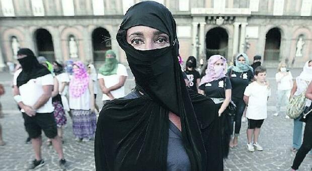 Afghanistan, le donne di Napoli in piazza con il burqa: «Il nostro abbraccio alle donne afghane»