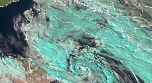 Meteo, nuovo allarme: il ciclone ha raggiunto la Sicilia. Venti forti sulle coste orientali