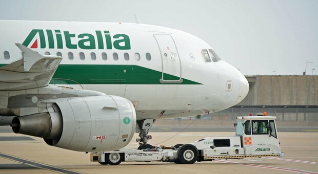 Alitalia, la Ue: «Il prestito da 400 milioni di euro è illegale»