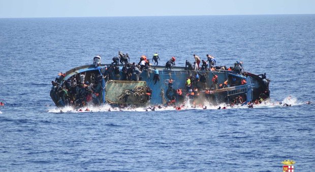 Naufragio, barcone affonda a sud di Creta: centinaia di persone in mare