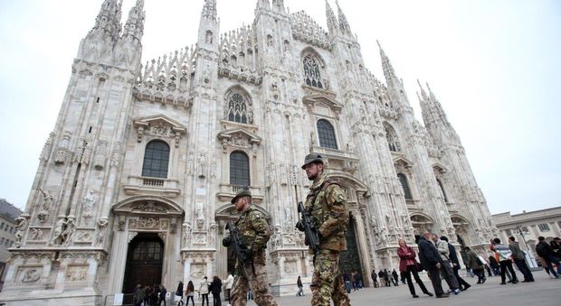 Milano, scippano una turista in piazza Duomo usando il "trucco del braccialetto"