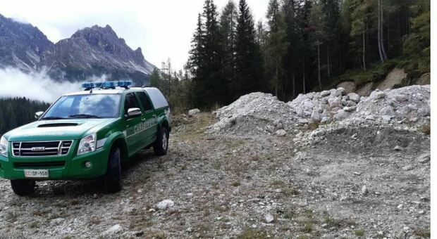 La discarica sotto le Tre Cime scoperta dai carabinieri forestali