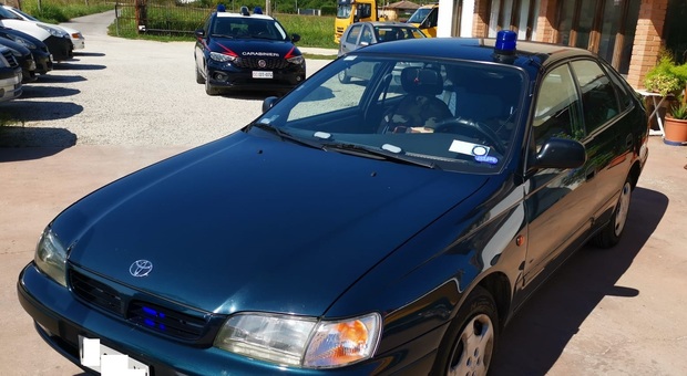 L'auto in "blu carabinieri" dotata abusivamente di lampeggianti e dispositivi sonori