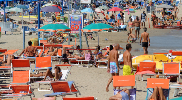 C’è ancora tanta voglia di mare, a Civitanova tutti in spiaggia in cerca di relax