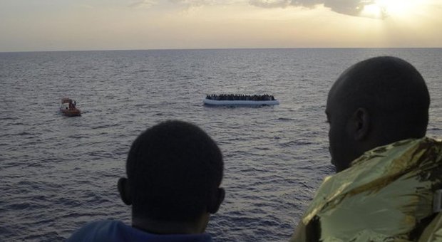 Migranti, affondano due barconi al largo della Libia. La Bbc: «Almeno cento morti»