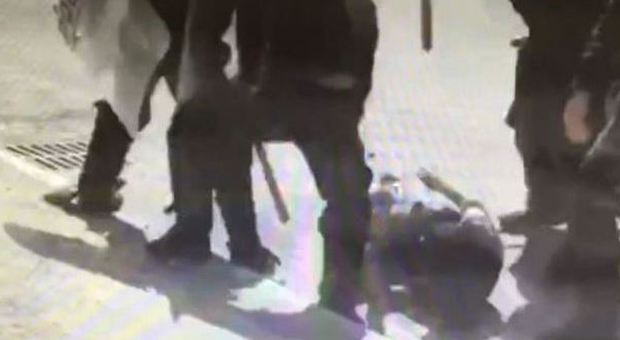Betlemme, giovane pestato a sangue dalla polizia palestinese: bufera sul Web