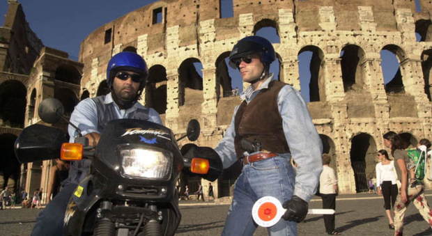 Roma, Tor Bella Monaca, i “Falchi” della polizia trovano Kalashnikov e P38 in un garage