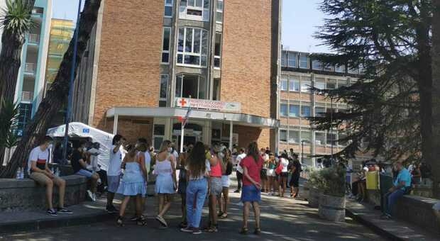 Napoli, centinaia di ragazzi all'assalto del Cotugno dopo le vacanze all'estero: «Fateci il test»