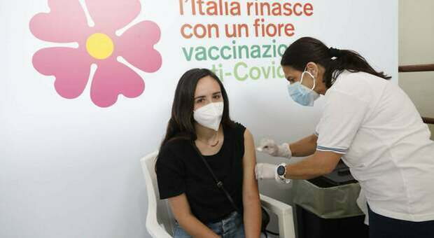 Vaccini, la corsa dei giovani. Terapie intensive in aumento