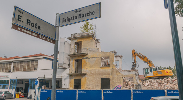 Abbattuta la palazzina simbolo del degrado in viale Brigata Marche: al suo posto un un residence di lusso