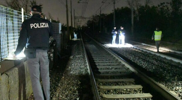 Bambino di 9 anni investito e ucciso da un treno a Torino: era scappato da una comunità accoglienza