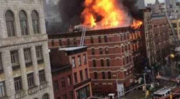Incendio a New York. Palazzina esplode e crolla, in fiamme anche l'edificio vicino: 12 feriti, 3 gravi